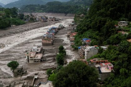 nepal-monitora-dois-lagos;-risco-de-enchentes-persiste