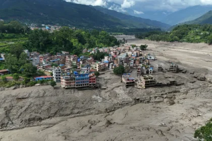 sobe-para-472-numero-de-mortos-devido-a-enxurrada-na-fronteira-nepal-tibete