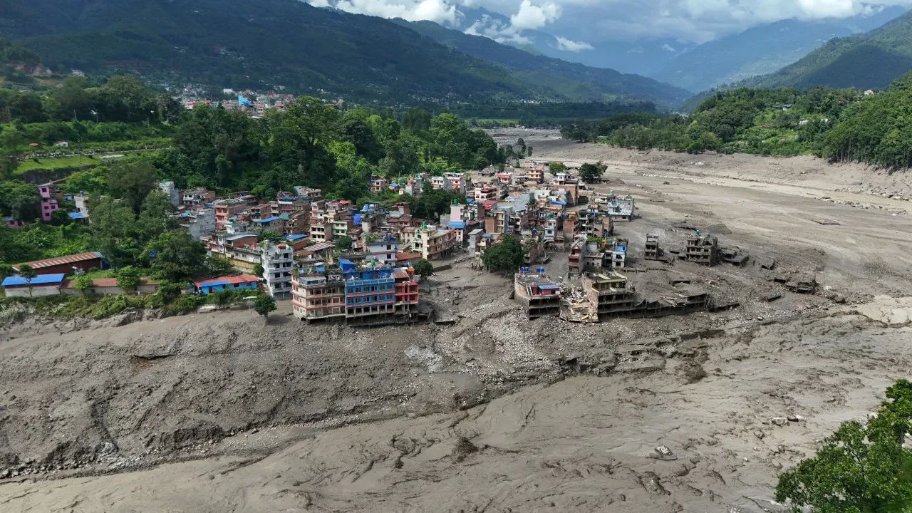 sobe-para-472-numero-de-mortos-devido-a-enxurrada-na-fronteira-nepal-tibete
