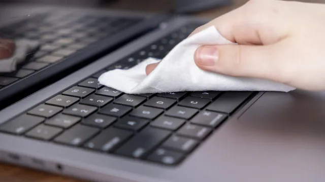como-limpar-o-teclado-do-computador-sem-danificar-as-teclas-e-circuitos