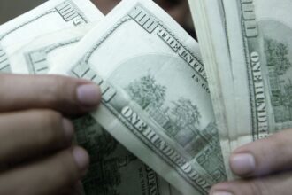 dolar-sobe-a-r$-5,19-apos-tom-mais-duro-de-presidente-do-fed