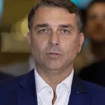flavio-bolsonaro-promete-conceder-anistia-ao-pai.-julgamento-foi-“farsa”