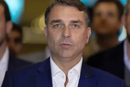 flavio-bolsonaro-promete-conceder-anistia-ao-pai.-julgamento-foi-“farsa”