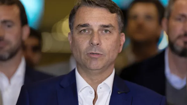 flavio-bolsonaro-promete-conceder-anistia-ao-pai.-julgamento-foi-“farsa”