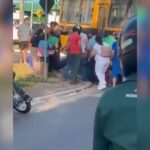 mulher-vai-parar-debaixo-de-onibus-apos-acidente-e-e-resgatada-com-ajuda-de-pedestres-no-to;