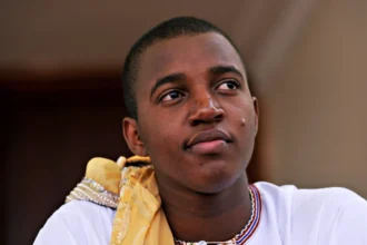ex-monarca-mais-jovem-do-mundo,-rei-de-uganda-morre-aos-34-anos