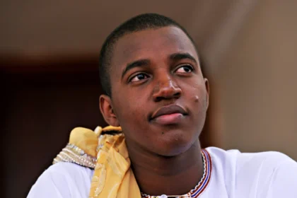 ex-monarca-mais-jovem-do-mundo,-rei-de-uganda-morre-aos-34-anos