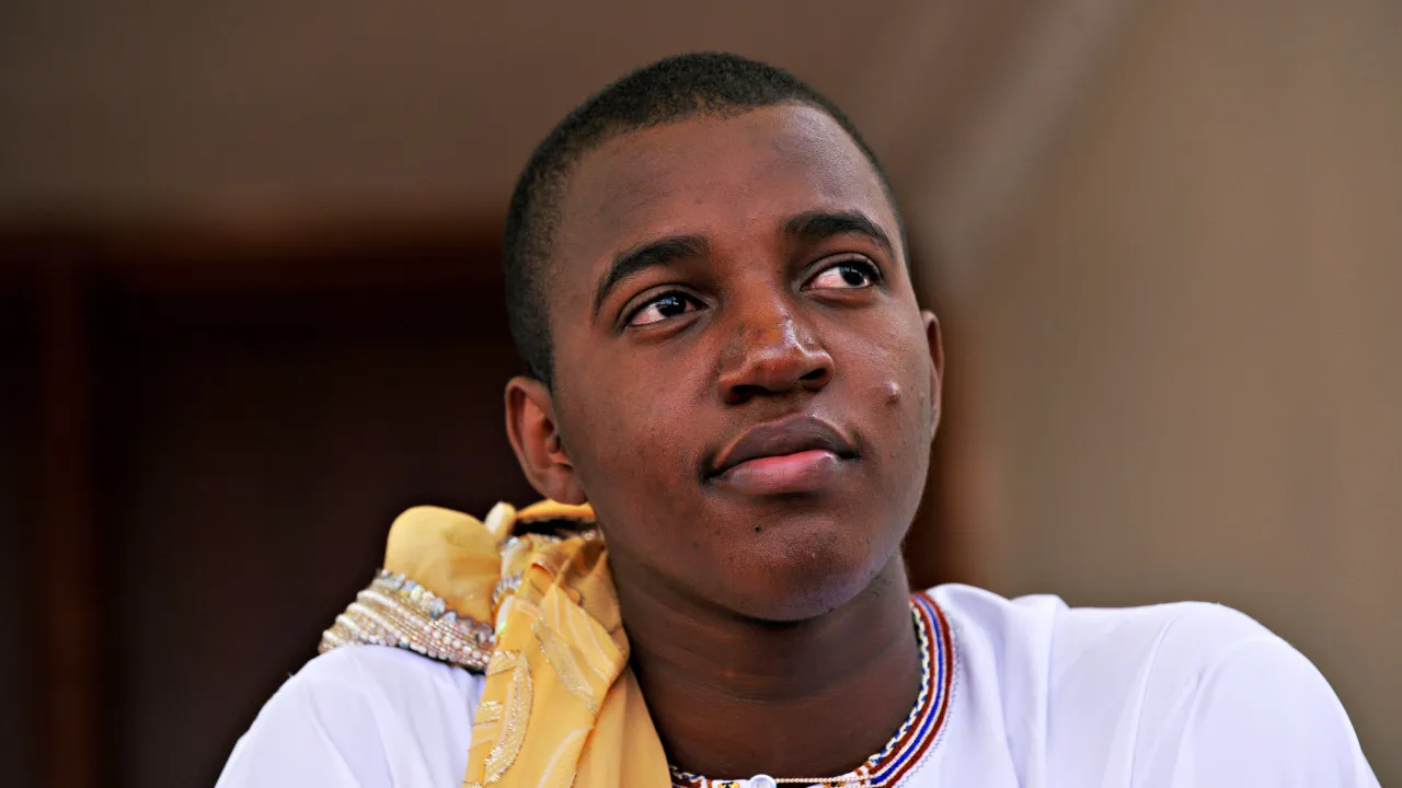 ex-monarca-mais-jovem-do-mundo,-rei-de-uganda-morre-aos-34-anos
