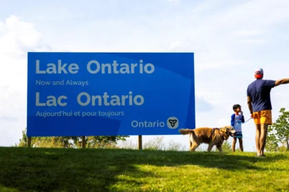 canada-inaugura-cartaz-gigante-no-lago-ontario;-trump-rebate