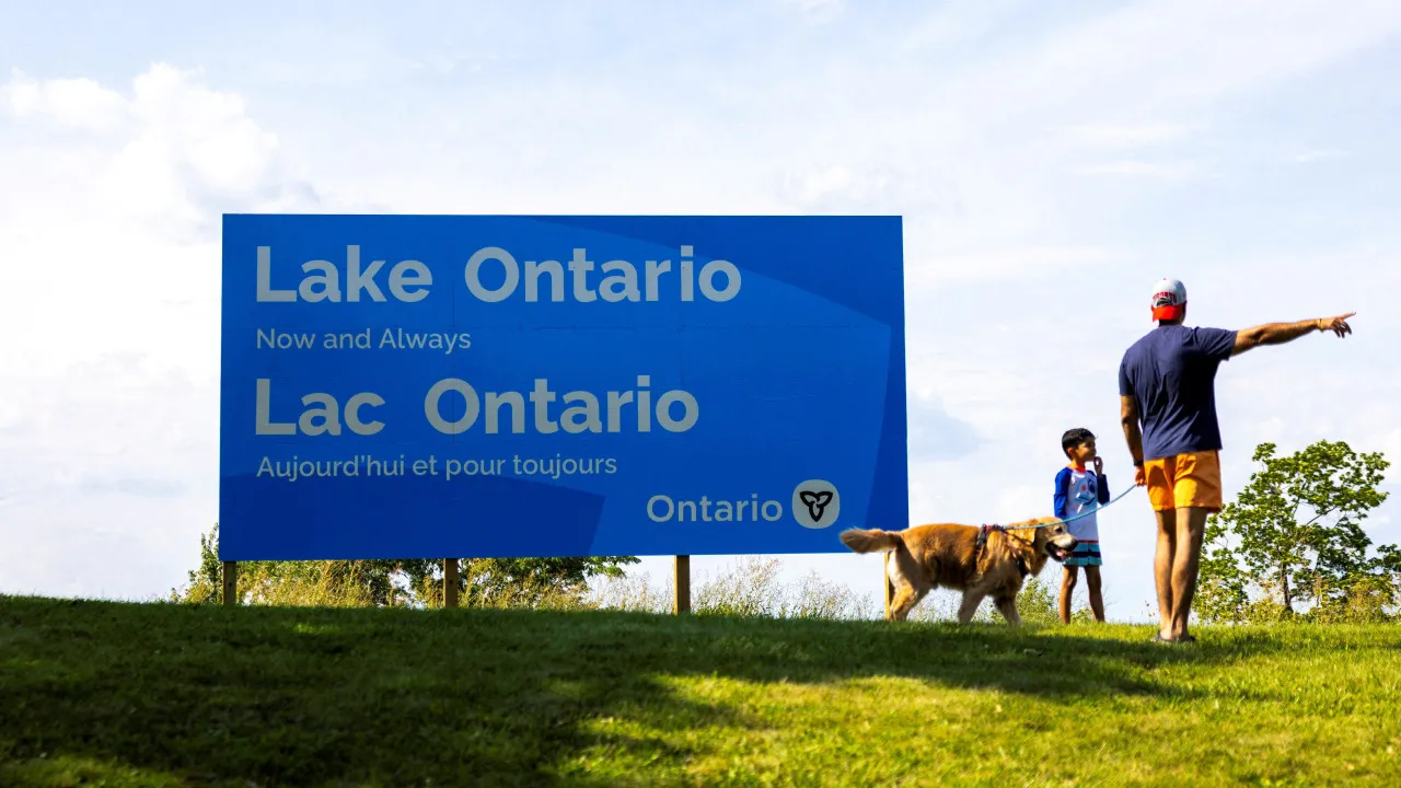 canada-inaugura-cartaz-gigante-no-lago-ontario;-trump-rebate