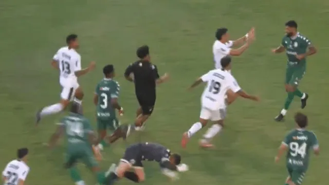 ex-palmeiras,-luan-soca-adversarios-apos-expulsao-por-cotovelada-na-serie-d