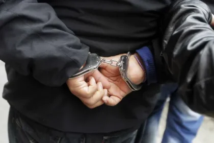 homem-e-preso-sob-suspeita-de-tentar-estuprar-menino-em-praia-de-guaruja-(sp)