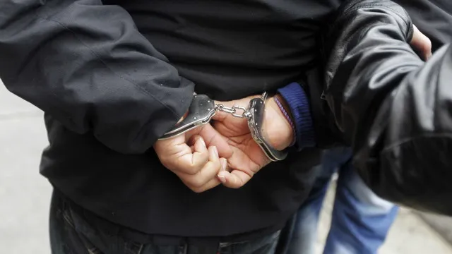 homem-e-preso-sob-suspeita-de-tentar-estuprar-menino-em-praia-de-guaruja-(sp)