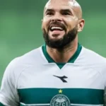 coritiba-vira-no-fim-com-lei-do-ex,-vence-e-afunda-remo-em-jogaco-de-5-gols