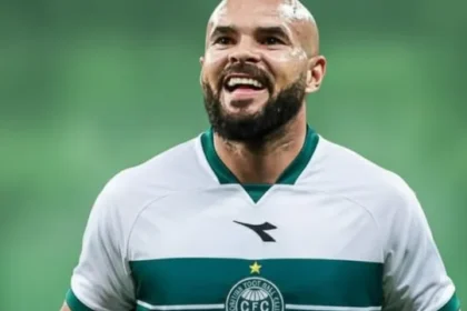 coritiba-vira-no-fim-com-lei-do-ex,-vence-e-afunda-remo-em-jogaco-de-5-gols