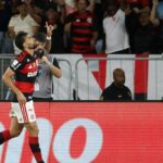 flamengo-vence-e-fica-a-um-ponto-do-palmeiras,-lider-do-brasileirao