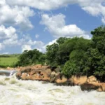 rio-tiete-fica-com-a-agua-escura-na-regiao-de-salto-(sp)