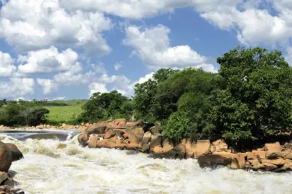 rio-tiete-fica-com-a-agua-escura-na-regiao-de-salto-(sp)