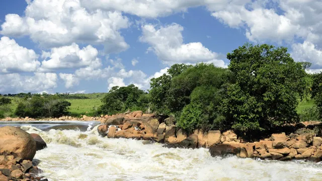 rio-tiete-fica-com-a-agua-escura-na-regiao-de-salto-(sp)