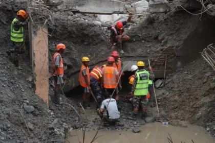 video:-dois-trabalhadores-sao-resgatados-com-vida-em-tunel-no-nepal