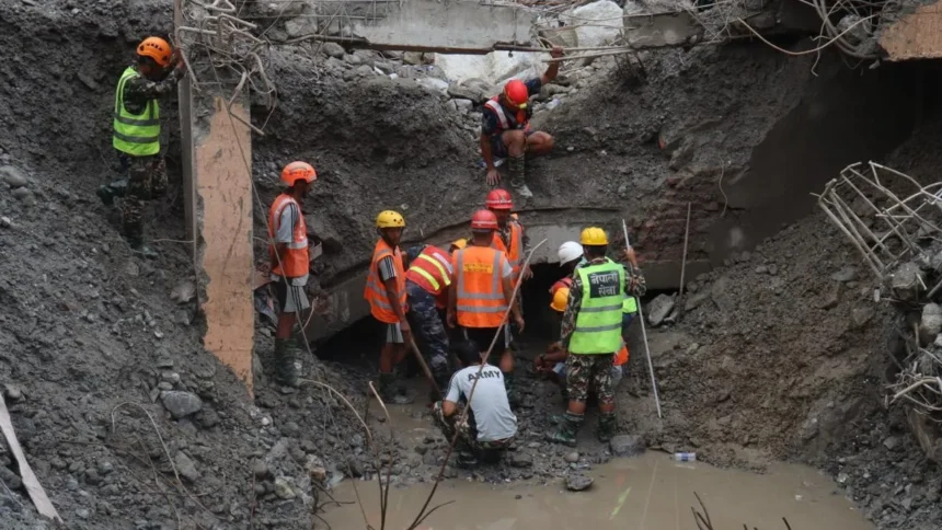 video:-dois-trabalhadores-sao-resgatados-com-vida-em-tunel-no-nepal