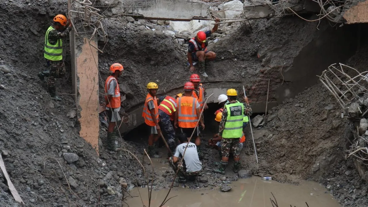 video:-dois-trabalhadores-sao-resgatados-com-vida-em-tunel-no-nepal