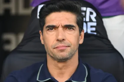 abel-ferreira-e-punido-com-dois-jogos-de-suspensao-por-chutar-microfone
