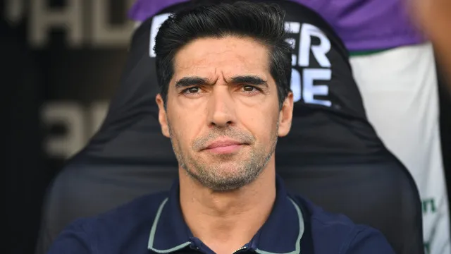 abel-ferreira-e-punido-com-dois-jogos-de-suspensao-por-chutar-microfone