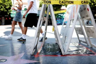 estrela-de-dolly-parton-na-calcada-da-fama-ganha-restauro-apos-vandalismo