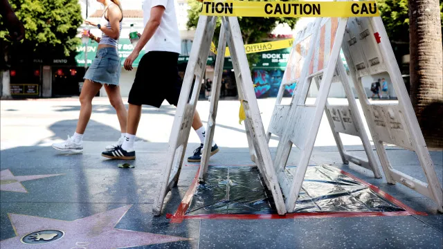 estrela-de-dolly-parton-na-calcada-da-fama-ganha-restauro-apos-vandalismo