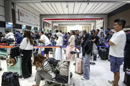 voos-suspensos-em-seis-aeroportos-da-indonesia-apos-erupcao-vulcanica