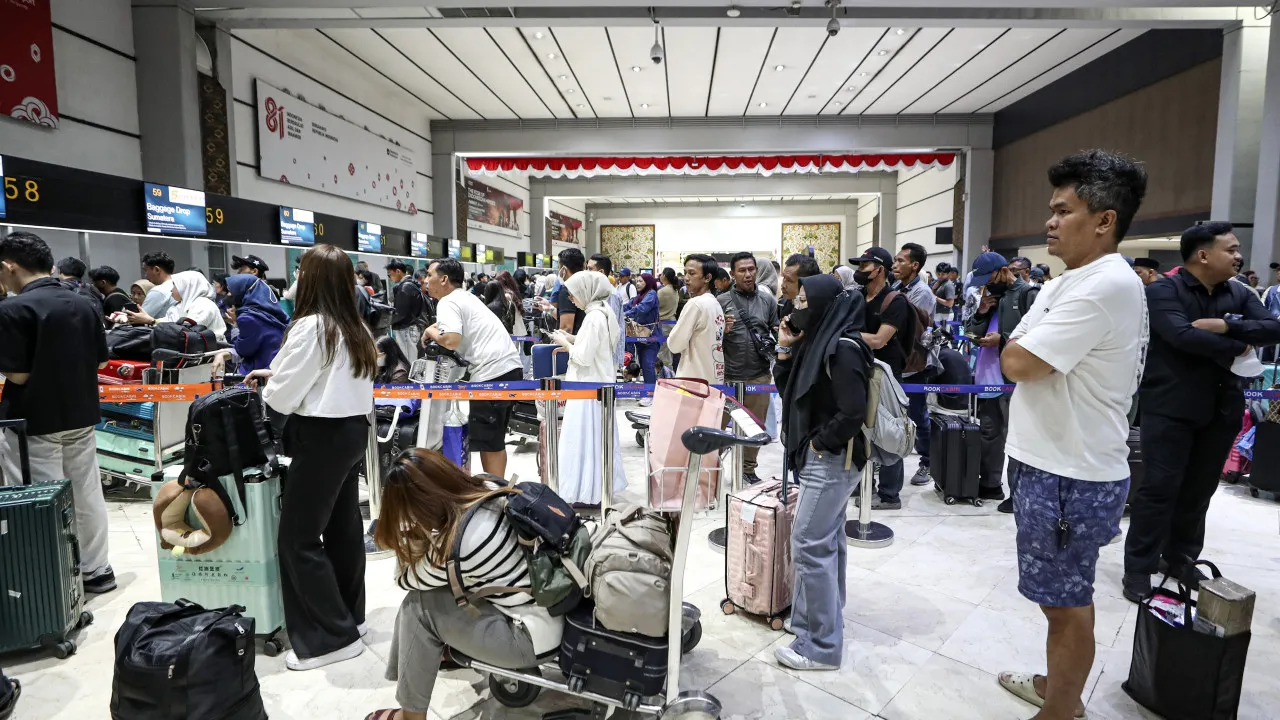 voos-suspensos-em-seis-aeroportos-da-indonesia-apos-erupcao-vulcanica