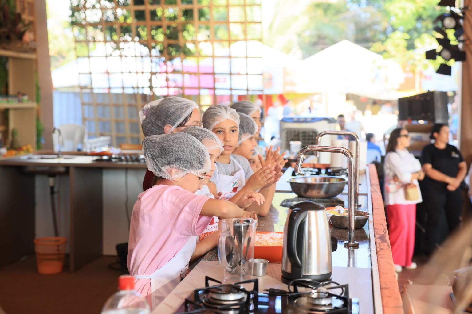 chefinhos-de-taquarucu-reune-criancas-em-experiencia-gastronomica-no-cozinha-show
