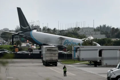 aviao-da-amazon-sai-da-pista-e-pega-fogo-em-miami;-5-morreram