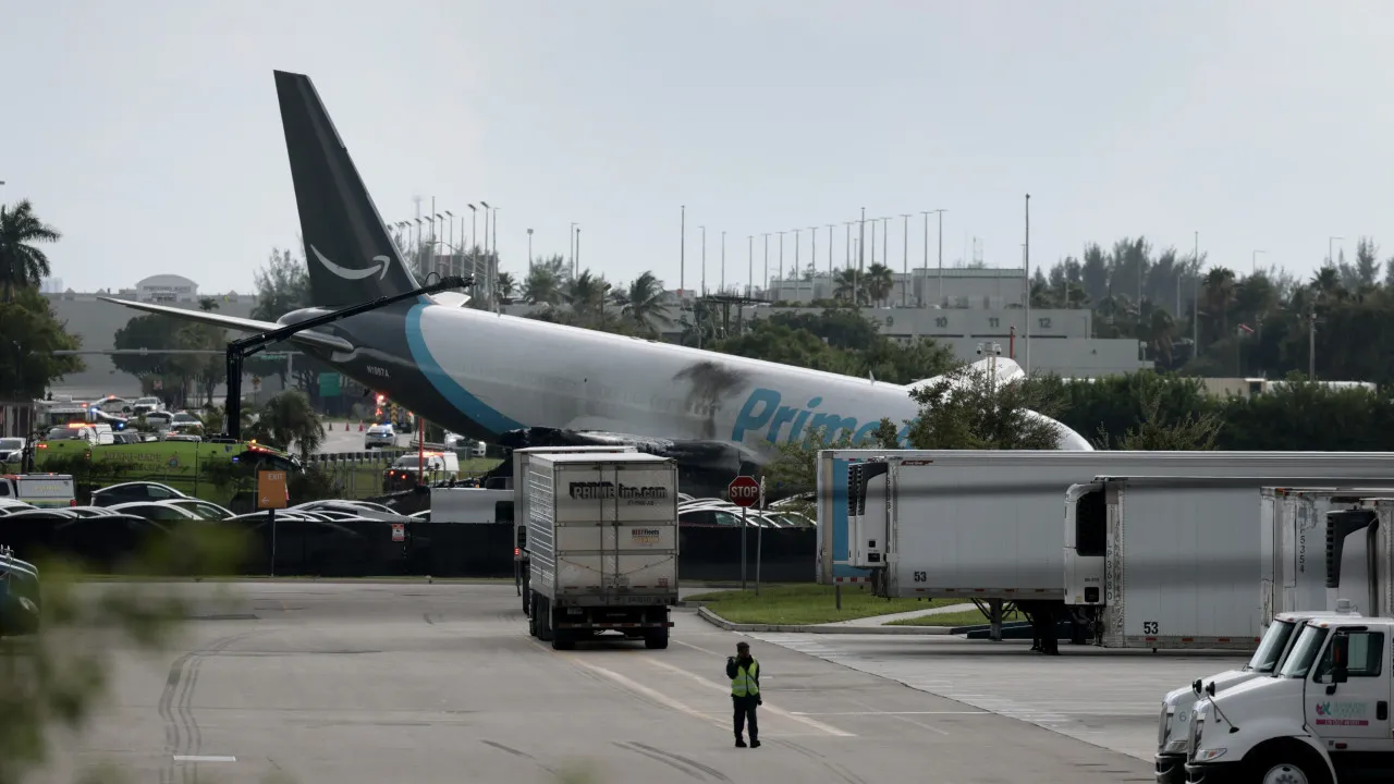 aviao-da-amazon-sai-da-pista-e-pega-fogo-em-miami;-5-morreram