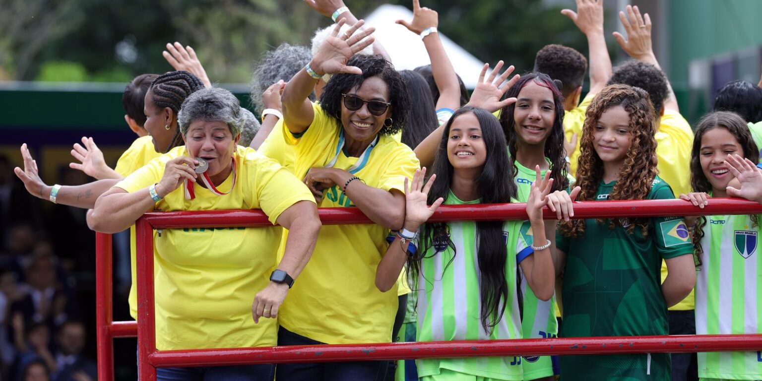 desfile-de-7-de-setembro-homenageia-pioneiras-do-futebol-feminino