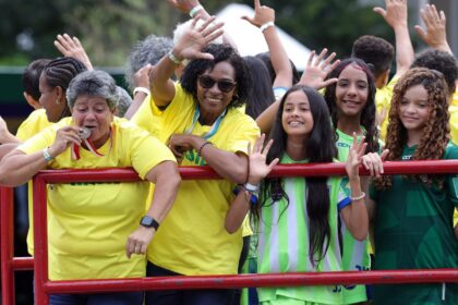 desfile-de-7-de-setembro-homenageia-pioneiras-do-futebol-feminino