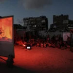 comovente!-criancas-assistem-filme-“rei-leao”-entre-escombros-em-gaza