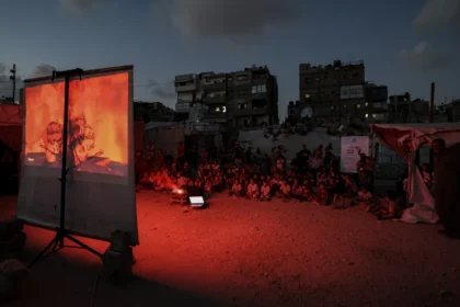 comovente!-criancas-assistem-filme-“rei-leao”-entre-escombros-em-gaza