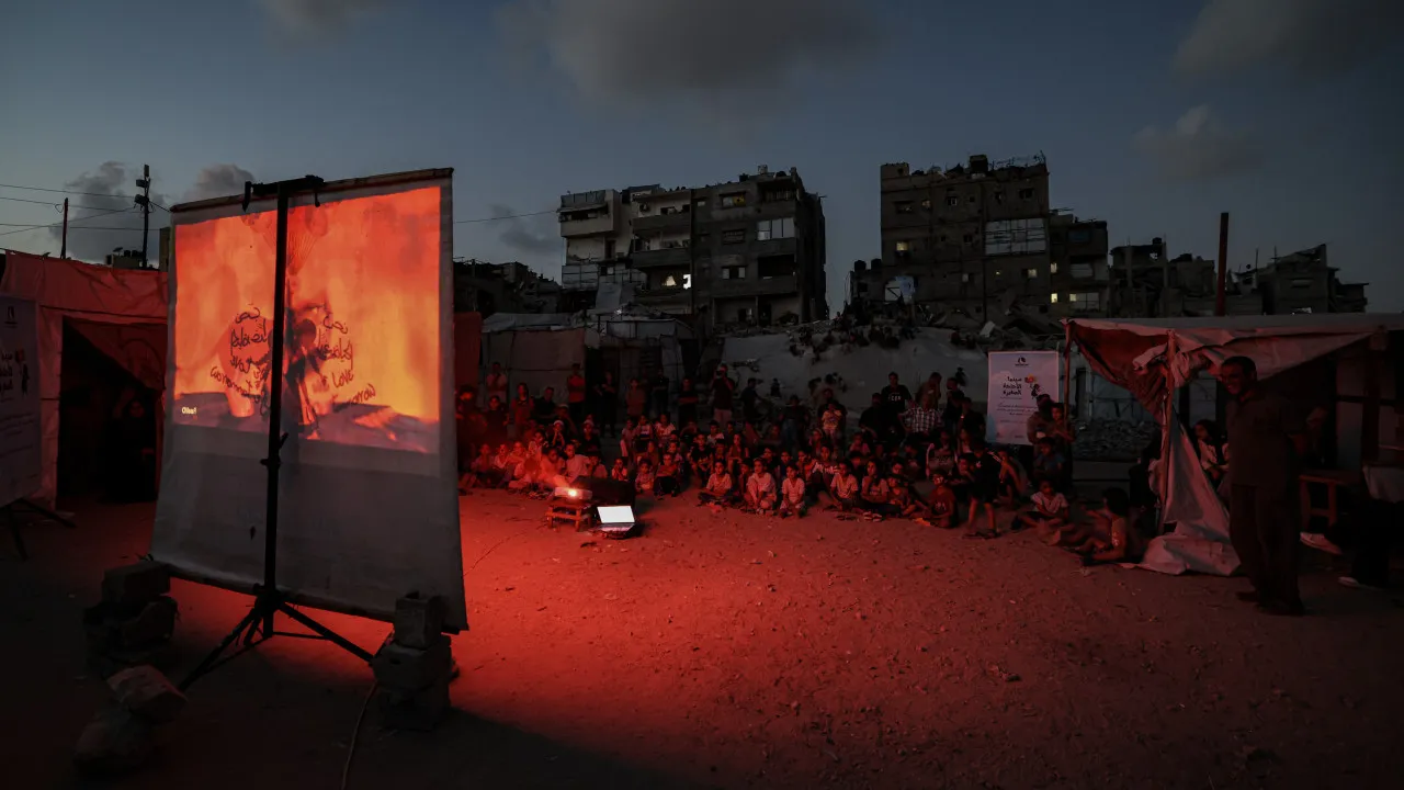 comovente!-criancas-assistem-filme-“rei-leao”-entre-escombros-em-gaza