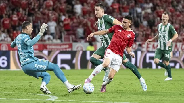 sob-enorme-pressao,-internacional-visita-a-chapecoense-em-duelo-direto-no-z-4-do-brasileirao
