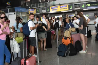 vulcao-etna-entra-em-atividade-e-aeroporto-de-catania-suspende-chegadas