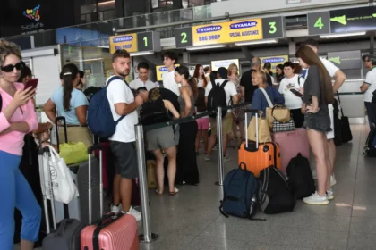 vulcao-etna-entra-em-atividade-e-aeroporto-de-catania-suspende-chegadas