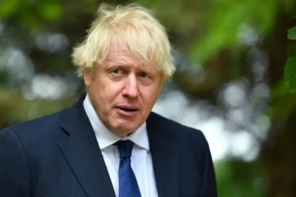 boris-johnson-reage-apos-escapar-a-ataque-russo:-“logica-distorcida”