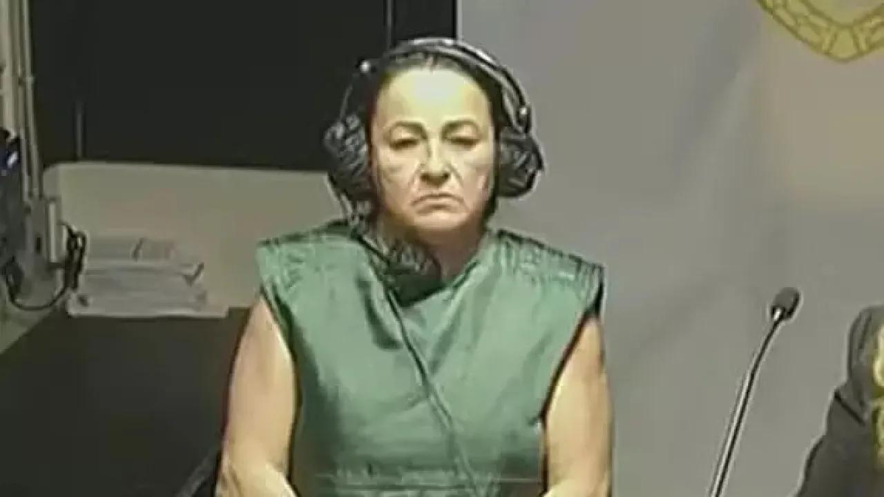 mulher-joga-fezes-em-vizinha-por-suspeita-de-traicao-e-e-presa