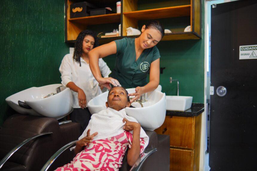assistidas-do-centro-dia-de-araguaina-tem-spa-day-ofertado-por-salao-de-beleza