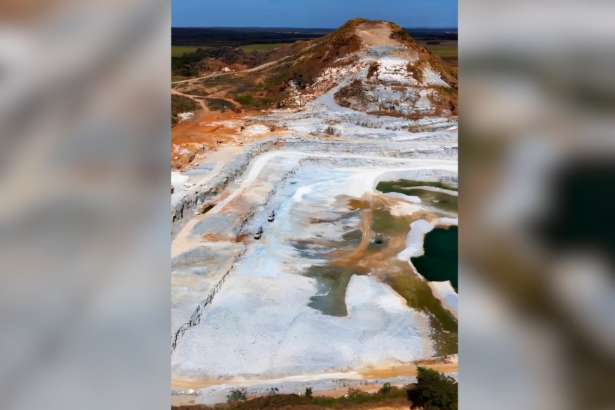 pedreira-no-sul-do-to-impressiona-por-lago-e-areas-de-extracao-de-calcario-vistas-do-alto;
