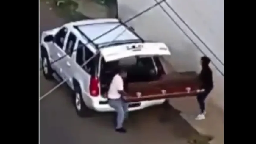 caixao-com-corpo-e-abandonado-em-rua-no-mexico;-video-mostra-momento