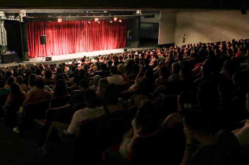 cerca-de-650-pessoas-prestigiam-apresentacao-de-‘o-santo-e-a-porca’-da-cia-de-teatro-fernanda-montenegro