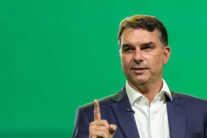 flavio-bolsonaro:-num-ato-de-desespero,-lula-aumentou-o-bolsa-familia-e-tenta-comprar-votos